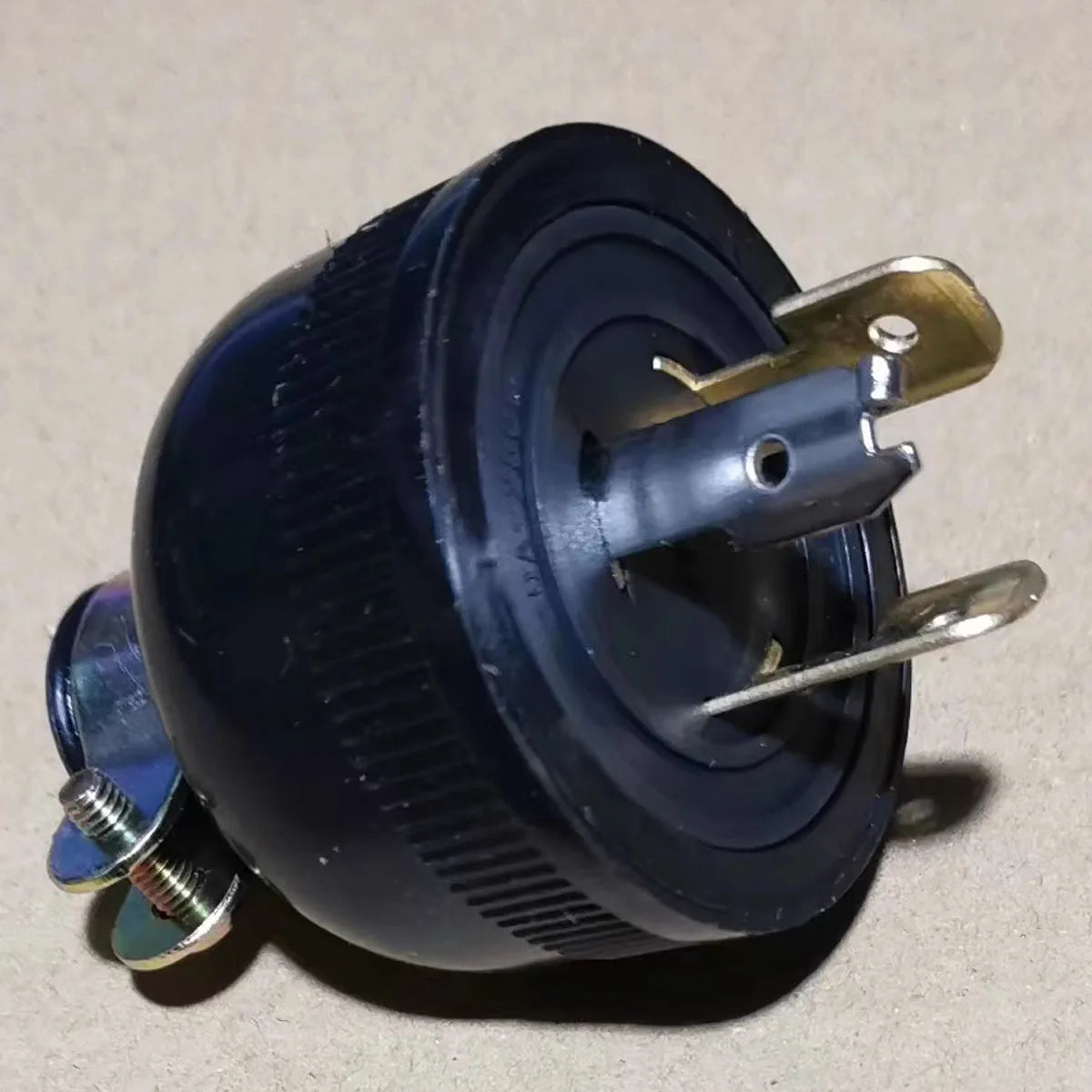 1PC KDE6500T KDE6500E (KM186) plug 30A / 250V For Kipor electric generator-BeeSpareParts