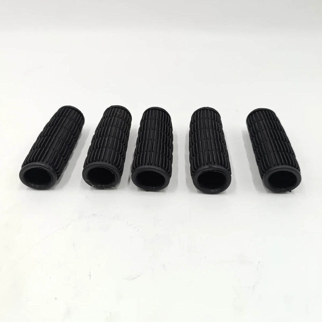 6513963, 5X Rubber Grip (Old Style) Fits Bobcat 453 463 543 553 643 653 741 743-BeeSpareParts