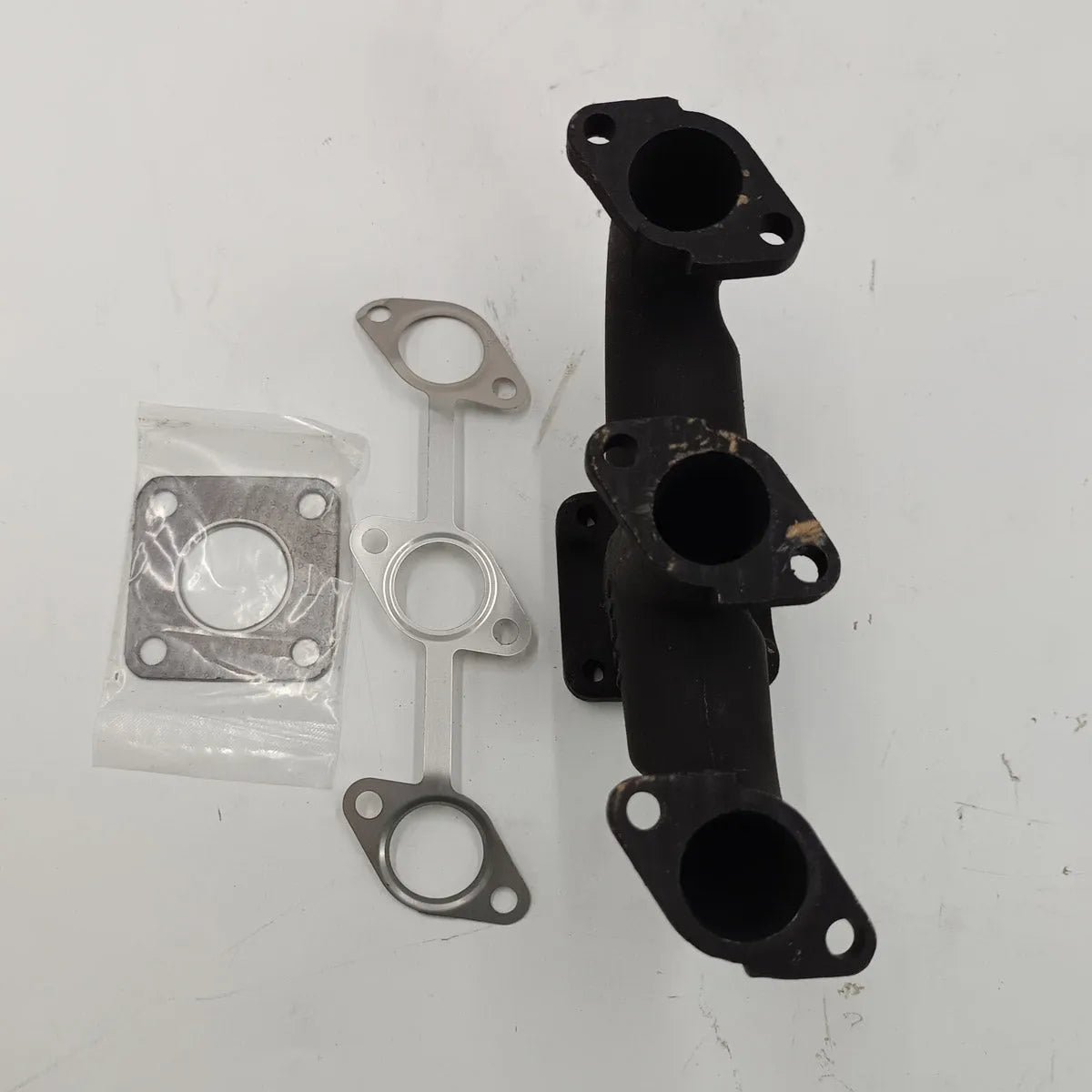 Exhaust Manifold 17213-12310 17213-12312 For Kubota D905 D1005 D1105 D1305-Replacement Aftermarket Parts